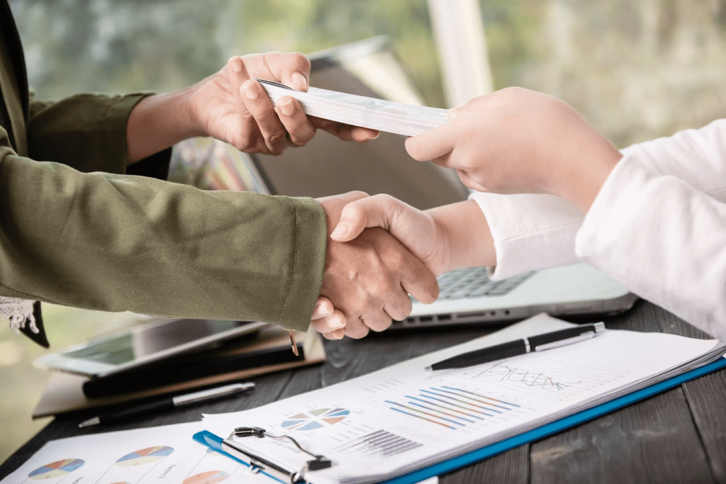 Kredyt Konsolidacyjny a Raty Kredytowe: Jak Zmieniają Się Warunki Spłaty?